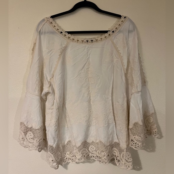 Lace embroidered top, with bell sleeves. Sleeves have side slits. EUC - Picture 6 of 9